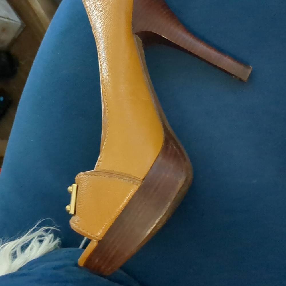 Shoes - Picture 4 of 8